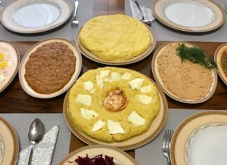 Abhaz mutfağı, Karadeniz’in kuzeydoğusunda, özellikle Abhazya bölgesinde yüzyıllar boyunca şekillenmiş zengin bir gastronomik mirastır. Coğrafi koşullar, iklim ve doğal kaynaklar bu mutfağın temelini oluşturmuştur. Dağlık araziler, ormanlar ve denizden elde edilen ürünler, yemeklerin çeşitliliğini ve doğallığını sağlamıştır. Abhaz mutfağı, sadece beslenme amacıyla değil, aynı zamanda kültürel kimliği yansıtan bir mutfak anlayışına sahiptir. Konulu bir haber görseli.