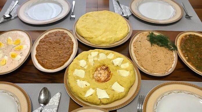 Abhaz Mutfağı Abhaz mutfağı, Karadeniz’in kuzeydoğusunda, özellikle Abhazya bölgesinde yüzyıllar boyunca şekillenmiş zengin bir gastronomik mirastır. Coğrafi koşullar, iklim ve doğal kaynaklar bu mutfağın temelini oluşturmuştur. Dağlık araziler, ormanlar ve denizden elde edilen ürünler, yemeklerin çeşitliliğini ve doğallığını sağlamıştır. Abhaz mutfağı, sadece beslenme amacıyla değil, aynı zamanda kültürel kimliği yansıtan bir mutfak anlayışına sahiptir. Konulu bir haber görseli.