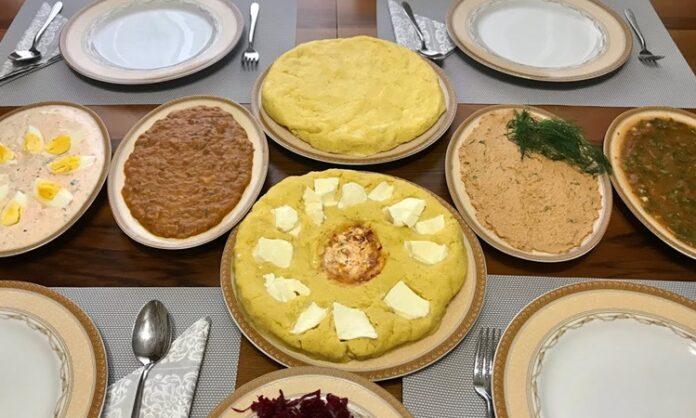 Abhaz Mutfağı Abhaz mutfağı, Karadeniz’in kuzeydoğusunda, özellikle Abhazya bölgesinde yüzyıllar boyunca şekillenmiş zengin bir gastronomik mirastır. Coğrafi koşullar, iklim ve doğal kaynaklar bu mutfağın temelini oluşturmuştur. Dağlık araziler, ormanlar ve denizden elde edilen ürünler, yemeklerin çeşitliliğini ve doğallığını sağlamıştır. Abhaz mutfağı, sadece beslenme amacıyla değil, aynı zamanda kültürel kimliği yansıtan bir mutfak anlayışına sahiptir. Konulu bir haber görseli.