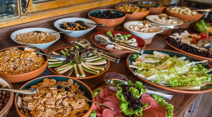 Açık büfe denildiğinde akla gelen ilk şey çeşitliliktir. Misafirler kahvaltıdan akşam yemeğine kadar birbirinden farklı onlarca seçeneği aynı anda görebilir.