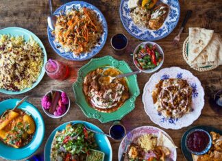 Afganistan, tarih boyunca farklı medeniyetlerin kesişim noktası olmuş bir coğrafyada yer alır ve bu durum mutfağına doğrudan yansımıştır. Afganistan mutfağı, Orta Asya, İran ve Hint kültürlerinin etkisiyle şekillenmiş, hem lezzet hem de çeşitlilik açısından zengin bir gelenek sunar. Bu mutfak, özellikle pirinç, et ve baklagillerin ustaca kullanımı ile bilinir. Binlerce yıllık bir tarih, Afgan yemek kültürünün bugünkü karakterini oluşturmuş ve hem günlük hem de özel günlerde sofralara aktarılmıştır. Konulu bir haber görseli.