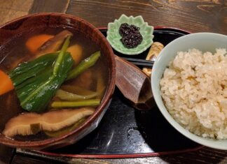 Ainu Mutfağı, Japonya’nın kuzey adası Hokkaido ve çevresinde yaşayan Ainu halkının yüzyıllardır süregelen yemek kültürünü yansıtır. Bu mutfak, doğal kaynaklarla sınırlı bir coğrafyada şekillenmiş ve hayvansal ürünler, balık ve yabani bitkiler üzerine inşa edilmiştir. Ainu halkının yaşam tarzı, doğayla uyumlu ve sürdürülebilir bir beslenme alışkanlığı oluşturmuştur. Konulu bir haber görseli.