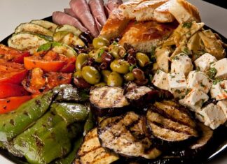 Akdeniz mutfağı, taze sebzeler, zeytinyağı, deniz ürünleri ve baharatların uyumlu birleşimiyle hem sağlıklı hem de lezzetli seçenekler sunar. Dünyada “Akdeniz Diyeti” olarak bilinen beslenme modeli, bu mutfağın temel taşlarını oluşturur. Zengin ve dengeli yapısı, sadece damak zevkine değil, aynı zamanda uzun ve sağlıklı bir yaşam hedefleyenlere de hitap eder. Konulu bir haber görseli.