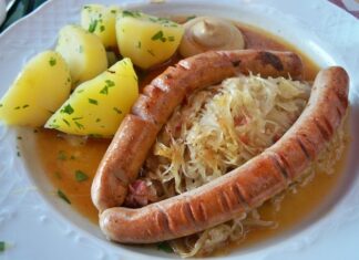 Almanya mutfağı, tarihi boyunca farklı kültürlerin etkisiyle zenginleşmiş, bölgesel farklılıkların damaklarda iz bıraktığı bir gastronomi mirasına sahiptir. Avrupa’nın merkezinde yer alan Almanya, coğrafi konumu nedeniyle hem Akdeniz mutfağından hem de Orta Avrupa mutfağından esintiler taşır. Yüzyıllar boyunca göçler, ticaret yolları ve komşu ülkelerle kurulan ilişkiler, ülkenin yemek kültürüne çeşitlilik kazandırmıştır. Bugün hem geleneksel tarifler hem de modern dokunuşlarla zenginleşen yemekler, dünya mutfağında özel bir yere sahiptir. Konulu bir haber görseli.