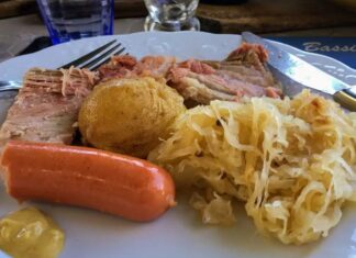 Alsas Mutfağı, Avrupa’nın ortasında yer alan stratejik konumu sayesinde farklı kültürlerin etkisini taşıyan zengin bir mutfaktır. Fransa ile Almanya arasında yer alan Alsas bölgesi, tarih boyunca bu iki kültürün etkisi altında kalmış ve sofralarında bu izleri yansıtmıştır. Bu nedenle Alsas yemekleri hem Fransız mutfağının inceliğini hem de Alman mutfağının doyurucu ve yoğun lezzetlerini bir araya getirmiştir. Konulu bir haber görseli.