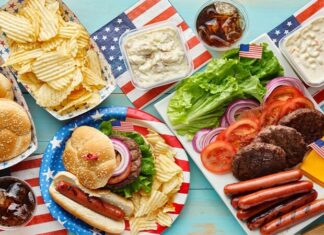 Amerika Birleşik Devletleri mutfağı, dünyanın en çeşitli gastronomi kültürlerinden biri olarak bilinir. Bunun en büyük sebebi ülkenin tarih boyunca göç alan bir yapıya sahip olmasıdır. Yerli Amerikan kabilelerinin beslenme alışkanlıkları, Avrupalı sömürgecilerin yemek kültürü ve Afrika’dan gelen etkiler, bu mutfağın temelini oluşturmuştur. Sonraki dönemlerde Asya, Orta Doğu ve Latin Amerika göçmenlerinin katkılarıyla bu çeşitlilik daha da artmıştır. Konulu bir haber görseli.