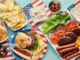 Amerika Birleşik Devletleri Mutfağı Amerika Birleşik Devletleri mutfağı, dünyanın en çeşitli gastronomi kültürlerinden biri olarak bilinir. Bunun en büyük sebebi ülkenin tarih boyunca göç alan bir yapıya sahip olmasıdır. Yerli Amerikan kabilelerinin beslenme alışkanlıkları, Avrupalı sömürgecilerin yemek kültürü ve Afrika’dan gelen etkiler, bu mutfağın temelini oluşturmuştur. Sonraki dönemlerde Asya, Orta Doğu ve Latin Amerika göçmenlerinin katkılarıyla bu çeşitlilik daha da artmıştır. Konulu bir haber görseli.