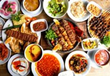 Anadolu lezzetleri, binlerce yıllık bir tarih ve medeniyet birikiminin mutfaktaki yansımasıdır. Asya’dan Avrupa’ya uzanan bu topraklar, sayısız kültürün izlerini taşıyan zengin bir gastronomi mirasına sahiptir. Anadolu, hem bereketli toprakları hem de farklı iklimleriyle çeşitli ürünlerin yetişmesine imkân tanır. Bu çeşitlilik, yöresel yemeklerin sayısını artırır ve her bölgeye özgü tatların oluşmasını sağlar. Konulu bir haber görseli.