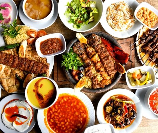 Anadolu lezzetleri, binlerce yıllık bir tarih ve medeniyet birikiminin mutfaktaki yansımasıdır. Asya’dan Avrupa’ya uzanan bu topraklar, sayısız kültürün izlerini taşıyan zengin bir gastronomi mirasına sahiptir. Anadolu, hem bereketli toprakları hem de farklı iklimleriyle çeşitli ürünlerin yetişmesine imkân tanır. Bu çeşitlilik, yöresel yemeklerin sayısını artırır ve her bölgeye özgü tatların oluşmasını sağlar. Konulu bir haber görseli.