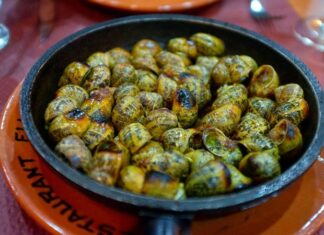 Andorra mutfağı, Pireneler’in etkisiyle şekillenmiş geleneksel bir Akdeniz mutfağıdır. Fransa ve İspanya mutfaklarından esintiler taşır, ancak kendi özgün tarifleriyle dikkat çeker. Bu mutfak, hem dağlık bölgenin iklimine hem de yerel üretim kaynaklarına göre şekillenir ve bölgesel lezzetleri ön plana çıkarır. Konulu bir haber görseli.