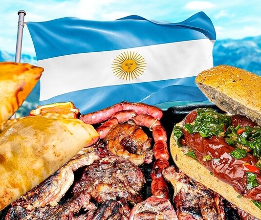 Arjantin Mutfağı Arjantin mutfağı, Güney Amerika’nın en zengin ve en karakteristik gastronomilerinden biridir. Ülkenin geniş coğrafyası, farklı iklim bölgeleri ve verimli toprakları, yemek kültürünü derinden etkilemiştir. Yerli halkın geleneksel tarifleri, İspanyol ve İtalyan göçmenlerin mutfak alışkanlıklarıyla birleşerek benzersiz bir lezzet mozaiği oluşturmuştur. Özellikle İtalyan mutfağından gelen makarna, pizza ve tatlı çeşitleri Arjantin sofralarında önemli bir yer tutar. Konulu bir haber görseli.