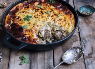 Arnavutluk mutfağı, Balkan coğrafyasının tarih boyunca geçirdiği değişimlerin ve kültürel etkileşimlerin bir yansımasıdır. Osmanlı İmparatorluğu’nun uzun süreli hakimiyeti, Akdeniz ikliminin sunduğu zengin ürünler ve yerel halkın geleneksel yöntemleri, bu mutfağın bugünkü halini almasına katkı sağlamıştır. Sofralarda hem doğunun baharatlı tatlarını hem de Akdeniz’in hafif ve taze ürünlerini görmek mümkündür. Bu yönüyle Arnavutluk yemek kültürü, Balkan mutfakları içinde ayrıcalıklı bir yere sahiptir. Konulu bir haber görseli.