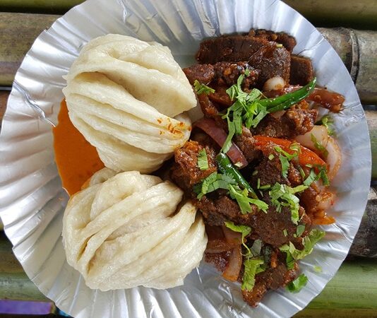 Arunachal Pradesh Mutfağı Arunachal Pradesh Mutfağı, Hindistan’ın kuzeydoğusunda yer alan Arunachal Pradesh eyaletine özgü geleneksel tatları ve doğal malzemeleriyle bilinir. Bölgenin yoğun ormanları, dağlık arazisi ve nehirleri, mutfak kültürüne taze ve çeşitli malzemeler sağlar. Konulu bir haber görseli.