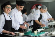Bir toplumun kültürel zenginliğini ve damak zevkini yansıtan en önemli unsurlardan biri aşçı mesleğidir. Tarih boyunca yemek sadece karın doyurmak için değil, aynı zamanda bir iletişim ve paylaşım aracı olarak da görülmüştür. Bu noktada aşçılar, toplumların hafızasında yer eden tatları geleceğe taşımakla kalmamış, aynı zamanda yeni nesillere aktarmada önemli bir görev üstlenmişlerdir. Konulu bir haber görseli.