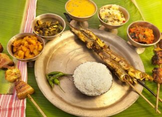 Assamese Mutfağı, Hindistan’ın kuzeydoğusunda yer alan Assam bölgesine özgü geleneksel yemek kültürünü yansıtır. Bölge, Brahmaputra Nehri ve çevresindeki verimli toprakları ile bilinir ve bu zengin kaynaklar, mutfağın temelini oluşturur. Assamese yemekleri, hem sebze hem de balık ağırlıklı tarifleriyle tanınır. Konulu bir haber görseli.