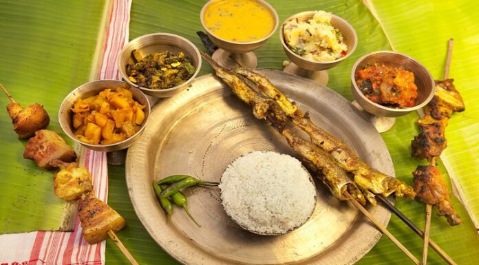 Assamese Mutfağı, Hindistan’ın kuzeydoğusunda yer alan Assam bölgesine özgü geleneksel yemek kültürünü yansıtır. Bölge, Brahmaputra Nehri ve çevresindeki verimli toprakları ile bilinir ve bu zengin kaynaklar, mutfağın temelini oluşturur. Assamese yemekleri, hem sebze hem de balık ağırlıklı tarifleriyle tanınır. Konulu bir haber görseli.