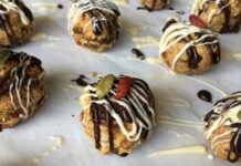 Atıştırmalık, insanlar arasında kısa süreli ve pratik beslenmenin vazgeçilmez bir parçasıdır. Tarih boyunca farklı kültürlerde farklı atıştırmalık çeşitleri geliştirilmiştir. Antik çağlardan günümüze kadar taşınan bu pratik besinler, hem doyurucu hem de enerji verici özellikleri ile ön plana çıkmıştır. Konulu bir haber görseli.