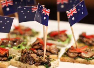 Avustralya Mutfağı dünyanın en çeşitli ve zengin mutfak kültürlerinden biri olarak öne çıkıyor. Bu mutfağın temelini hem yerli halkın binlerce yıllık yemek alışkanlıkları hem de kıtaya göç eden farklı toplulukların katkıları oluşturuyor. Bugün Avustralya yemekleri, Asya’dan Avrupa’ya, Afrika’dan Amerika’ya kadar pek çok kültürün etkilerini barındırıyor. Bu çeşitlilik sayesinde ülke, gastronomi alanında dünya çapında ün kazanmış durumda. Konulu bir haber görseli.