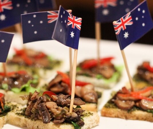 Avustralya Mutfağı dünyanın en çeşitli ve zengin mutfak kültürlerinden biri olarak öne çıkıyor. Bu mutfağın temelini hem yerli halkın binlerce yıllık yemek alışkanlıkları hem de kıtaya göç eden farklı toplulukların katkıları oluşturuyor. Bugün Avustralya yemekleri, Asya’dan Avrupa’ya, Afrika’dan Amerika’ya kadar pek çok kültürün etkilerini barındırıyor. Bu çeşitlilik sayesinde ülke, gastronomi alanında dünya çapında ün kazanmış durumda. Konulu bir haber görseli.