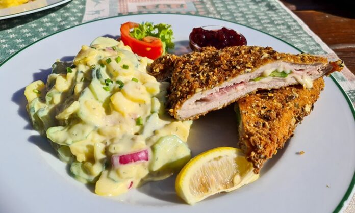 Avusturya Mutfağı Avusturya mutfağı, Avrupa gastronomisinin en köklü ve zengin mutfaklarından biridir. Yüzyıllar boyunca farklı kültürlerin etkisi altında gelişen bu mutfak, hem Orta Avrupa’nın geleneksel lezzetlerini hem de aristokrat sofra kültürünü barındırır. Avusturya yemekleri, çeşitliliği, zarif sunumları ve doyurucu tatlarıyla tanınır. Konulu bir haber görseli.