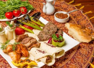 Azerbaycan mutfağı, Kafkasya’nın verimli toprakları ve tarihi zenginliği ile şekillenmiş, binlerce yıllık bir gastronomi kültürüne sahiptir. Hem Doğu hem de Orta Asya etkilerini bir araya getiren bu mutfak, yöresel malzemelerin ustaca kullanımıyla ön plana çıkar. Azerbaycan halkı için yemek, sadece karın doyurmak değil; aynı zamanda kültürel paylaşım ve misafirperverlik göstergesidir. Konulu bir haber görseli.