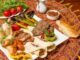 Azerbaycan Mutfağı Azerbaycan mutfağı, Kafkasya’nın verimli toprakları ve tarihi zenginliği ile şekillenmiş, binlerce yıllık bir gastronomi kültürüne sahiptir. Hem Doğu hem de Orta Asya etkilerini bir araya getiren bu mutfak, yöresel malzemelerin ustaca kullanımıyla ön plana çıkar. Azerbaycan halkı için yemek, sadece karın doyurmak değil; aynı zamanda kültürel paylaşım ve misafirperverlik göstergesidir. Konulu bir haber görseli.
