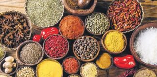 Baharat Dünyası Ve Yemek Kültüründeki Rolü Yemeklerin lezzetini ve aromalarını belirleyen en önemli unsurlardan biri baharattır. İnsanlık tarihi boyunca baharat, sadece yemeklerde değil, aynı zamanda sağlık, ticaret ve kültürel etkileşim açısından da büyük bir öneme sahip olmuştur. Antik çağlarda baharat, paranın ve statünün bir göstergesi olarak kabul edilmiş, hatta savaş ve barış anlaşmalarında bile rol oynamıştır. Konulu bir haber görseli.