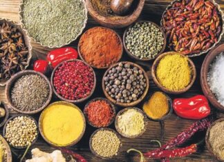 Yemeklerin lezzetini ve aromalarını belirleyen en önemli unsurlardan biri baharattır. İnsanlık tarihi boyunca baharat, sadece yemeklerde değil, aynı zamanda sağlık, ticaret ve kültürel etkileşim açısından da büyük bir öneme sahip olmuştur. Antik çağlarda baharat, paranın ve statünün bir göstergesi olarak kabul edilmiş, hatta savaş ve barış anlaşmalarında bile rol oynamıştır. Konulu bir haber görseli.