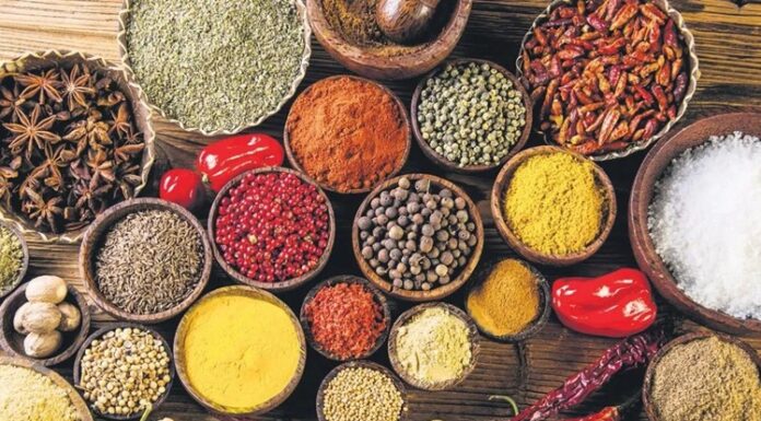 Yemeklerin lezzetini ve aromalarını belirleyen en önemli unsurlardan biri baharattır. İnsanlık tarihi boyunca baharat, sadece yemeklerde değil, aynı zamanda sağlık, ticaret ve kültürel etkileşim açısından da büyük bir öneme sahip olmuştur. Antik çağlarda baharat, paranın ve statünün bir göstergesi olarak kabul edilmiş, hatta savaş ve barış anlaşmalarında bile rol oynamıştır. Konulu bir haber görseli.