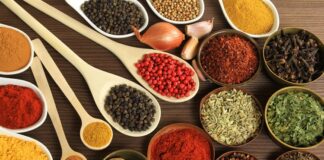 Baharatlar, yüzyıllar boyunca yalnızca lezzet unsuru olarak değil, aynı zamanda ticaretin, kültürel alışverişin ve hatta savaşların ana sebeplerinden biri olmuştur. Hindistan’dan Anadolu’ya, Kuzey Afrika’dan Orta Doğu’ya kadar uzanan geniş bir coğrafyada baharatlar, sofraların ayrılmaz bir parçası haline gelmiştir. Her baharat, yetiştiği toprakların iklimiyle, güneşiyle, yağmuruyla bir karakter kazanır ve o karakter yemeğe yansıyarak kültürel bir dokunuş haline gelir. Konulu bir haber görseli.