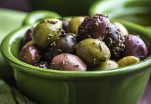 Baharatlı zeytin, pratik hazırlanışı sayesinde evlerde sıkça yapılmaya başlandı. Restoranlar da artık menülerinde farklı baharat karışımlarıyla zenginleştirilmiş zeytin çeşitlerine daha çok yer veriyor.