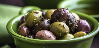 Baharatlı Zeytin Sofraların Vazgeçilmez Lezzeti Oldu Baharatlı zeytin, pratik hazırlanışı sayesinde evlerde sıkça yapılmaya başlandı. Restoranlar da artık menülerinde farklı baharat karışımlarıyla zenginleştirilmiş zeytin çeşitlerine daha çok yer veriyor.