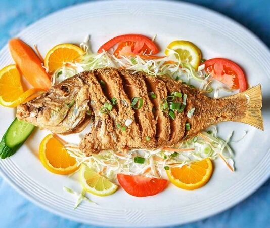 Balık ve deniz ürünleri, hem sağlıklı beslenmenin temel taşlarından biri hem de gurme sofraların vazgeçilmez lezzetleridir. Yüzyıllardır insanların beslenme alışkanlıklarında yer bulan bu ürünler, farklı pişirme teknikleri ve sunumlarla sofralarda adeta bir şölene dönüşüyor. Özellikle mevsiminde tüketilen taze balıklar, lezzetin yanı sıra yüksek besin değeriyle de dikkat çeker. Konulu bir haber görseli.