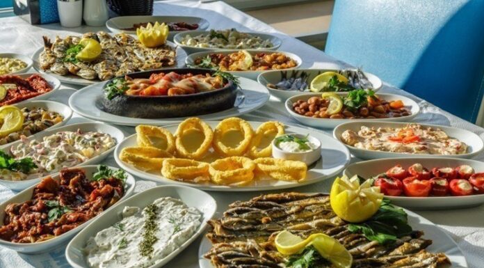 Balıkçı Sofrasının Temel Taşları Deniz ürünlerinin sofralardaki yeri, özellikle balıkçı sofrasının karakterini belirler. Taze balık, deniz mahsulleri ve deniz tuzu, bu sofraların vazgeçilmez bileşenleridir. Bir balıkçı sofrası, sadece bir yemek değil, denizin taptaze lezzetlerinin bir araya geldiği özel bir deneyimdir. Zeytinyağlı mezeler, çeşitli salatalar ve balık çeşitleriyle zenginleştirilen bu sofralar, denizle iç içe bir atmosfer yaratır. Konulu bir haber görseli