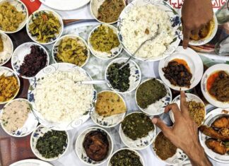 Bangladeş, tarih boyunca farklı kültürlerin etkisi altında kalmış bir coğrafyada yer alır. Bu durum, Bangladeş mutfağının çeşitliliğini ve zenginliğini doğrudan etkilemiştir. Hindistan, Arap ve Asya etkileri, yemek kültüründe kendini gösterir ve mutfağı hem lezzet hem de görsellik açısından zenginleştirir. Baharatların ustaca kullanımı, pirinç ve balık ağırlıklı yemekler ve aromatik soslar, Bangladeş mutfağının karakteristik özelliklerindendir. Konulu bir haber görseli.