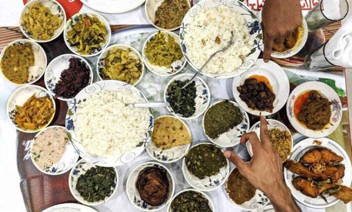 Bangladeş Mutfağı Bangladeş, tarih boyunca farklı kültürlerin etkisi altında kalmış bir coğrafyada yer alır. Bu durum, Bangladeş mutfağının çeşitliliğini ve zenginliğini doğrudan etkilemiştir. Hindistan, Arap ve Asya etkileri, yemek kültüründe kendini gösterir ve mutfağı hem lezzet hem de görsellik açısından zenginleştirir. Baharatların ustaca kullanımı, pirinç ve balık ağırlıklı yemekler ve aromatik soslar, Bangladeş mutfağının karakteristik özelliklerindendir. Konulu bir haber görseli.