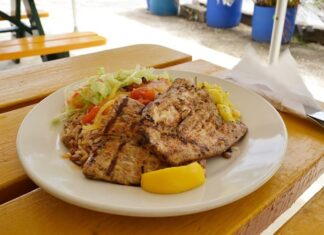 Barbados mutfağı, Karayipler’in zengin kültürel geçmişiyle şekillenmiş, hem Afrika hem de yerel Karayip etkilerini taşıyan bir mutfaktır. Adanın tarih boyunca farklı kolonizasyonlar ve ticaret yolları sayesinde mutfak kültürü çeşitlenmiş, lezzetler farklı geleneklerin birleşimiyle harmanlanmıştır. Bu mutfak, hem günlük yaşamda hem de özel kutlamalarda kendine özgü yerini korur. Konulu bir haber görseli.