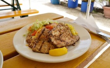 Barbados mutfağı, Karayipler’in zengin kültürel geçmişiyle şekillenmiş, hem Afrika hem de yerel Karayip etkilerini taşıyan bir mutfaktır. Adanın tarih boyunca farklı kolonizasyonlar ve ticaret yolları sayesinde mutfak kültürü çeşitlenmiş, lezzetler farklı geleneklerin birleşimiyle harmanlanmıştır. Bu mutfak, hem günlük yaşamda hem de özel kutlamalarda kendine özgü yerini korur. Konulu bir haber görseli.