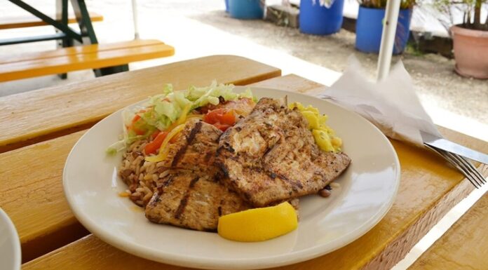 Barbados Mutfağı Barbados mutfağı, Karayipler’in zengin kültürel geçmişiyle şekillenmiş, hem Afrika hem de yerel Karayip etkilerini taşıyan bir mutfaktır. Adanın tarih boyunca farklı kolonizasyonlar ve ticaret yolları sayesinde mutfak kültürü çeşitlenmiş, lezzetler farklı geleneklerin birleşimiyle harmanlanmıştır. Bu mutfak, hem günlük yaşamda hem de özel kutlamalarda kendine özgü yerini korur. Konulu bir haber görseli.