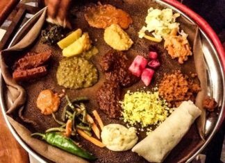 Batı Afrika Mutfağı, Senegal, Nijerya, Gana, Fildişi Sahili, Mali, Kamerun ve Benin gibi ülkelerin gastronomik geleneklerinden beslenir. Bölgenin mutfağı, tarih boyunca yerli halkların tarım, balıkçılık ve hayvancılık faaliyetleri ile şekillenmiştir. Bu çeşitlilik, yemeklerde hem malzeme hem de pişirme tekniklerine yansır. Konulu bir haber görseli.