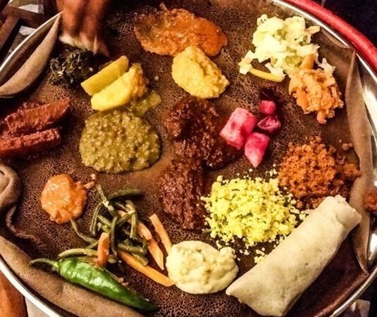 Batı Afrika Mutfağı Batı Afrika Mutfağı, Senegal, Nijerya, Gana, Fildişi Sahili, Mali, Kamerun ve Benin gibi ülkelerin gastronomik geleneklerinden beslenir. Bölgenin mutfağı, tarih boyunca yerli halkların tarım, balıkçılık ve hayvancılık faaliyetleri ile şekillenmiştir. Bu çeşitlilik, yemeklerde hem malzeme hem de pişirme tekniklerine yansır. Konulu bir haber görseli.