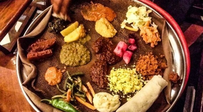 Batı Afrika Mutfağı, Senegal, Nijerya, Gana, Fildişi Sahili, Mali, Kamerun ve Benin gibi ülkelerin gastronomik geleneklerinden beslenir. Bölgenin mutfağı, tarih boyunca yerli halkların tarım, balıkçılık ve hayvancılık faaliyetleri ile şekillenmiştir. Bu çeşitlilik, yemeklerde hem malzeme hem de pişirme tekniklerine yansır. Konulu bir haber görseli.