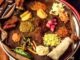 Batı Afrika Mutfağı Batı Afrika Mutfağı, Senegal, Nijerya, Gana, Fildişi Sahili, Mali, Kamerun ve Benin gibi ülkelerin gastronomik geleneklerinden beslenir. Bölgenin mutfağı, tarih boyunca yerli halkların tarım, balıkçılık ve hayvancılık faaliyetleri ile şekillenmiştir. Bu çeşitlilik, yemeklerde hem malzeme hem de pişirme tekniklerine yansır. Konulu bir haber görseli.