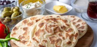 Bazlama farklı şekillerde hazırlanır. Doğu ve Güneydoğu Anadolu’da genellikle kalın ve yumuşak hazırlanır. Bu bölgelerde sac üzerinde pişirilen bazlama, özellikle kahvaltıda tereyağı ve peynirle birlikte tüketilir.