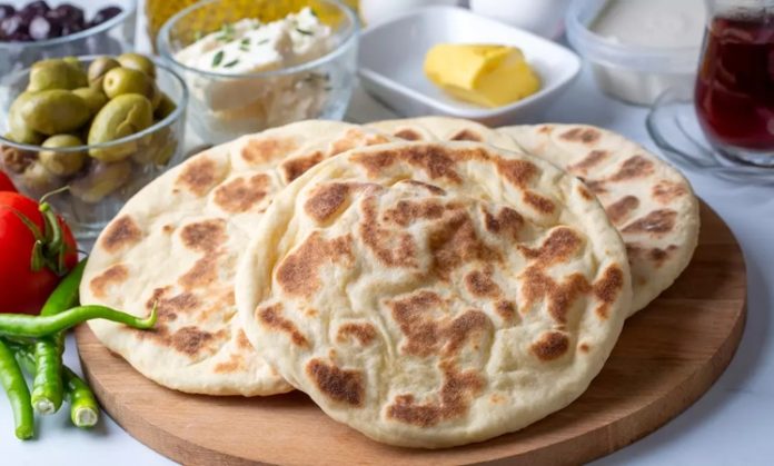 Bazlama farklı şekillerde hazırlanır. Doğu ve Güneydoğu Anadolu’da genellikle kalın ve yumuşak hazırlanır. Bu bölgelerde sac üzerinde pişirilen bazlama, özellikle kahvaltıda tereyağı ve peynirle birlikte tüketilir.