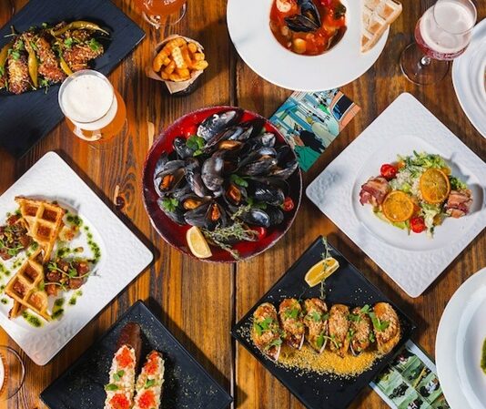 Belçika Mutfağı Belçika mutfağı, hem Fransız hem de Hollanda mutfağından izler taşıyan, aynı zamanda kendine özgü tarifleriyle öne çıkan bir gastronomi dünyasına sahiptir. Ülkenin coğrafi konumu, tarih boyunca farklı kültürlerden etkilenmesine ve bu etkilerin yemeklere yansımasına olanak tanımıştır. Belçika yemekleri, kaliteli malzemeler, özenli sunum ve zengin tat çeşitliliği ile tanınır. Konulu bir haber görseli.