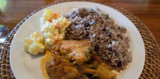 Belize mutfağı, Maya, Afrika, Karayip ve Avrupa etkilerinin birleşimiyle oluşmuş, benzersiz bir kültürel mozaik sunar. Ülkenin tarihi ve göçmen toplulukları, mutfak kültürünün gelişiminde etkili olmuştur. Yemekler, hem günlük sofralarda hem de özel kutlamalarda kültürel bir miras olarak önem taşır. Konulu bir haber görseli.