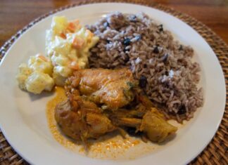 Belize mutfağı, Maya, Afrika, Karayip ve Avrupa etkilerinin birleşimiyle oluşmuş, benzersiz bir kültürel mozaik sunar. Ülkenin tarihi ve göçmen toplulukları, mutfak kültürünün gelişiminde etkili olmuştur. Yemekler, hem günlük sofralarda hem de özel kutlamalarda kültürel bir miras olarak önem taşır. Konulu bir haber görseli.