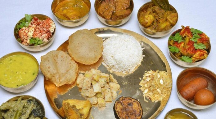Bengali Mutfağı Bengali Mutfağı, Hindistan’ın Batı Bengal ve Bangladeş bölgelerine özgü yemek kültürünü yansıtır. Bu mutfak, hem tatlı hem de tuzlu yemeklerde zengin bir çeşitlilik sunar ve bölgenin kültürel mirasını gastronomik olarak temsil eder. Konulu bir haber görseli.