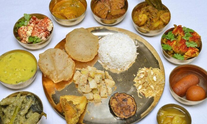 Bengali Mutfağı Bengali Mutfağı, Hindistan’ın Batı Bengal ve Bangladeş bölgelerine özgü yemek kültürünü yansıtır. Bu mutfak, hem tatlı hem de tuzlu yemeklerde zengin bir çeşitlilik sunar ve bölgenin kültürel mirasını gastronomik olarak temsil eder. Konulu bir haber görseli.